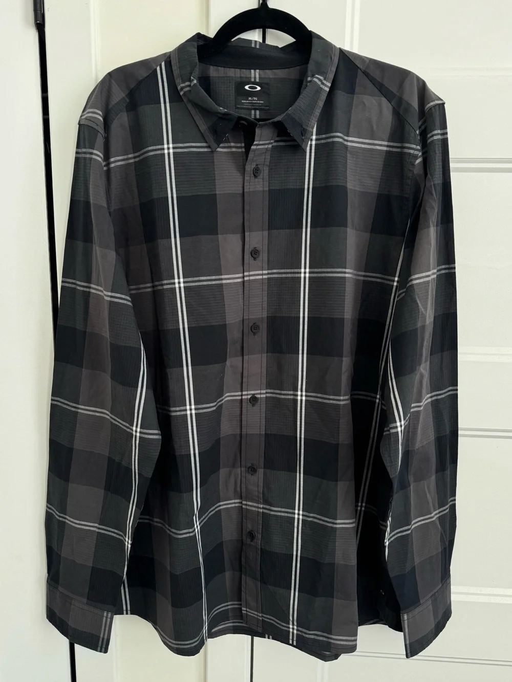 Oakley Local Long Sleeve Woven Men’s Plaid Button Down Casual Shirt in Blackout